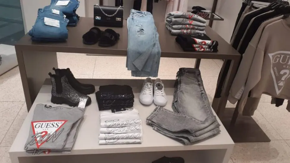 בגדים וג'ינסים בחנות של GUESS